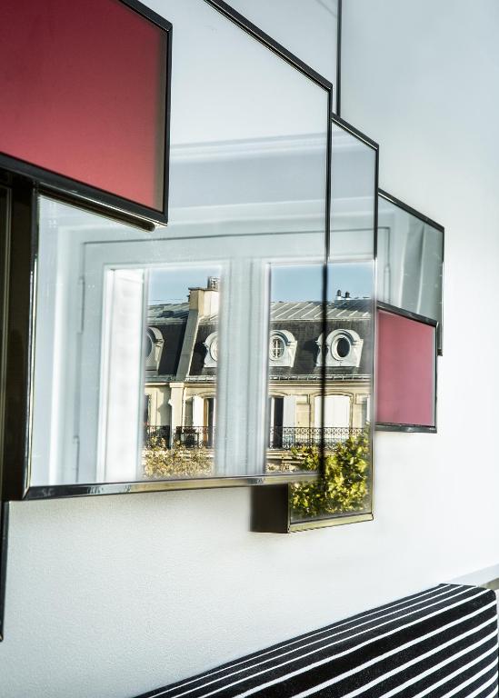 Deluxe Double Room with Eiffel Tower view - Image 10
