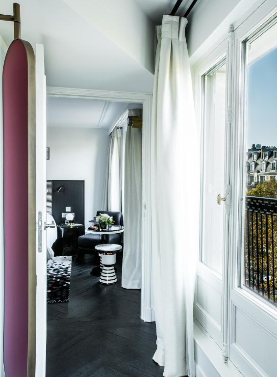 Deluxe Double Room with Eiffel Tower view - Image 11