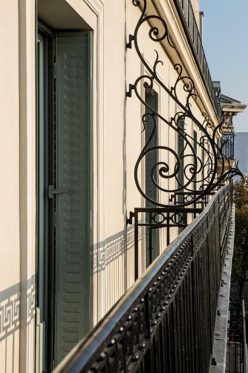 Deluxe Double Room with Eiffel Tower view - Image 12
