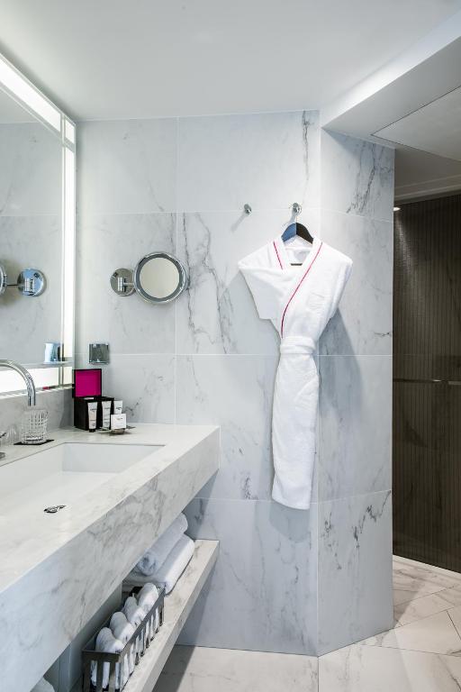Deluxe Double Room with Eiffel Tower view - Image 3