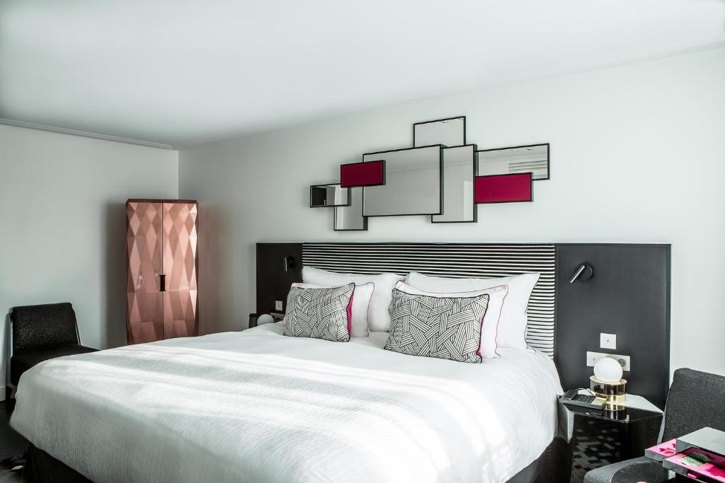 Deluxe Double Room with Eiffel Tower view - Image 4