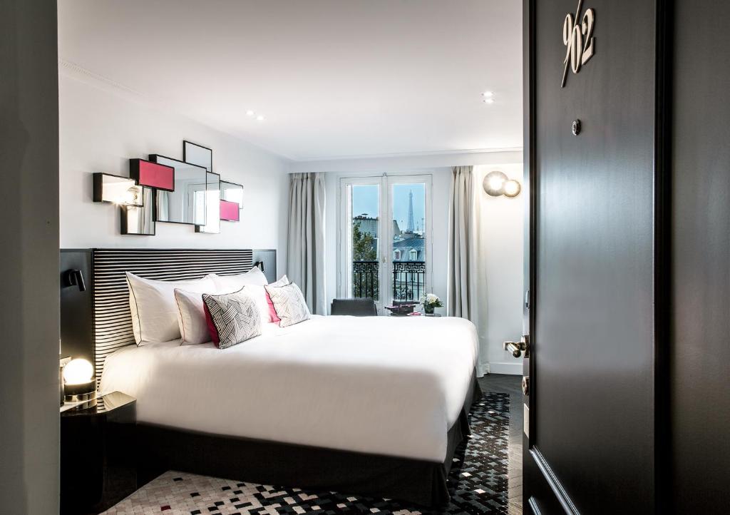 Deluxe Double Room with Eiffel Tower view - Image 1