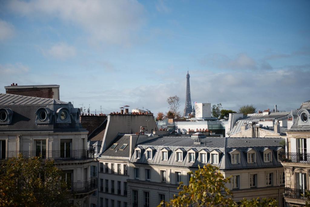 Deluxe Double Room with Eiffel Tower view - Image 5
