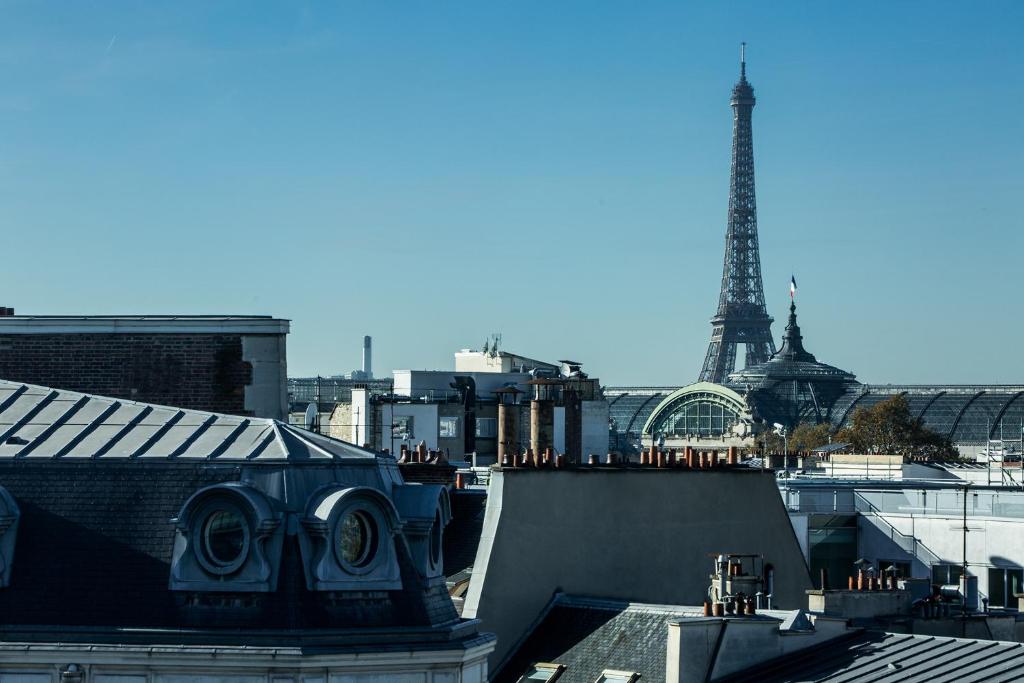 Deluxe Double Room with Eiffel Tower view - Image 6