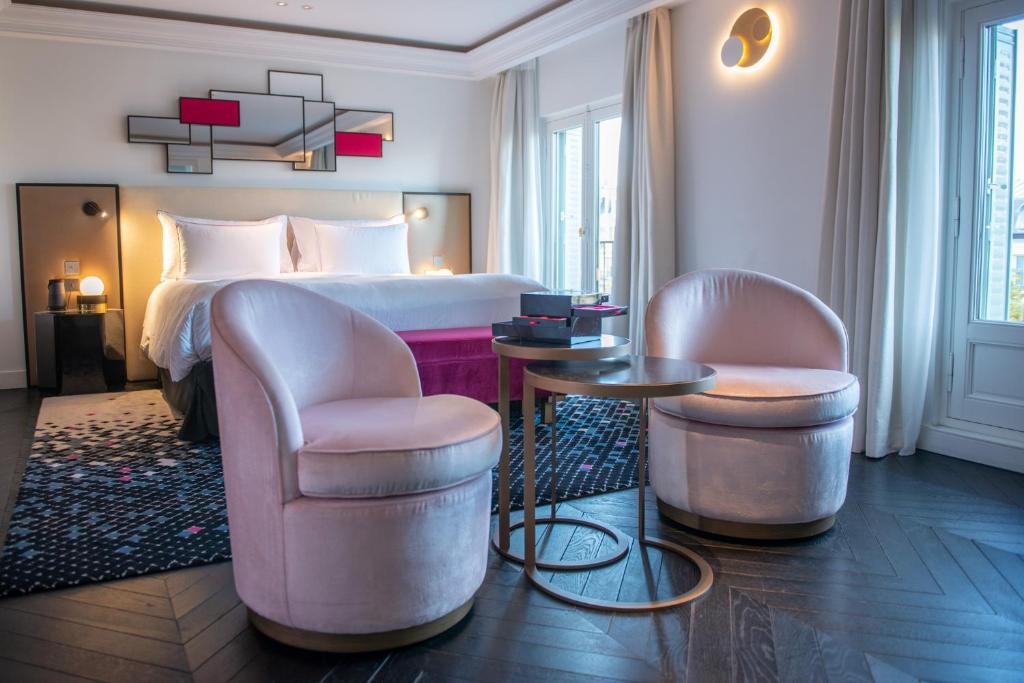 Deluxe Double Room with Eiffel Tower view - Image 7
