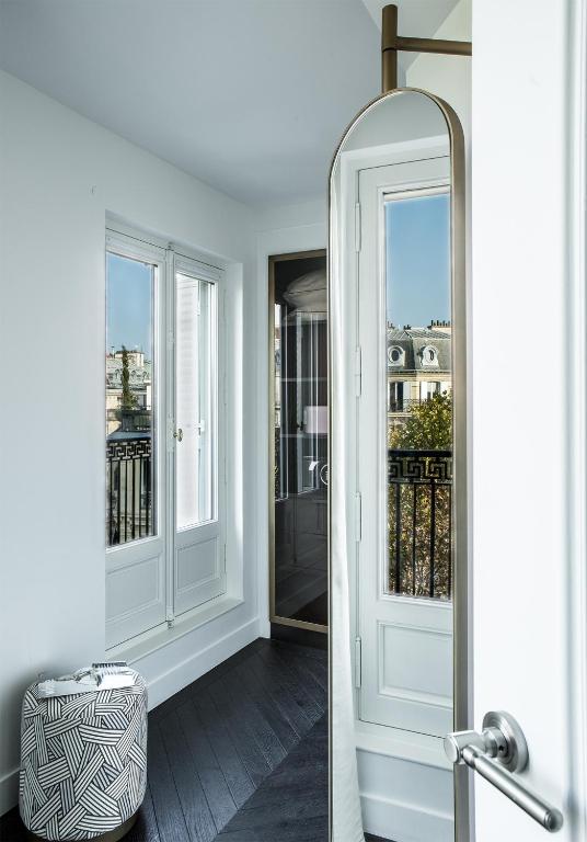 Deluxe Double Room with Eiffel Tower view - Image 8