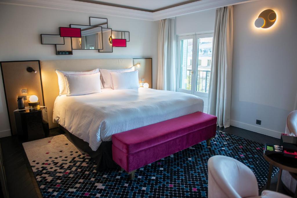 Deluxe Double Room with Eiffel Tower view - Image 9