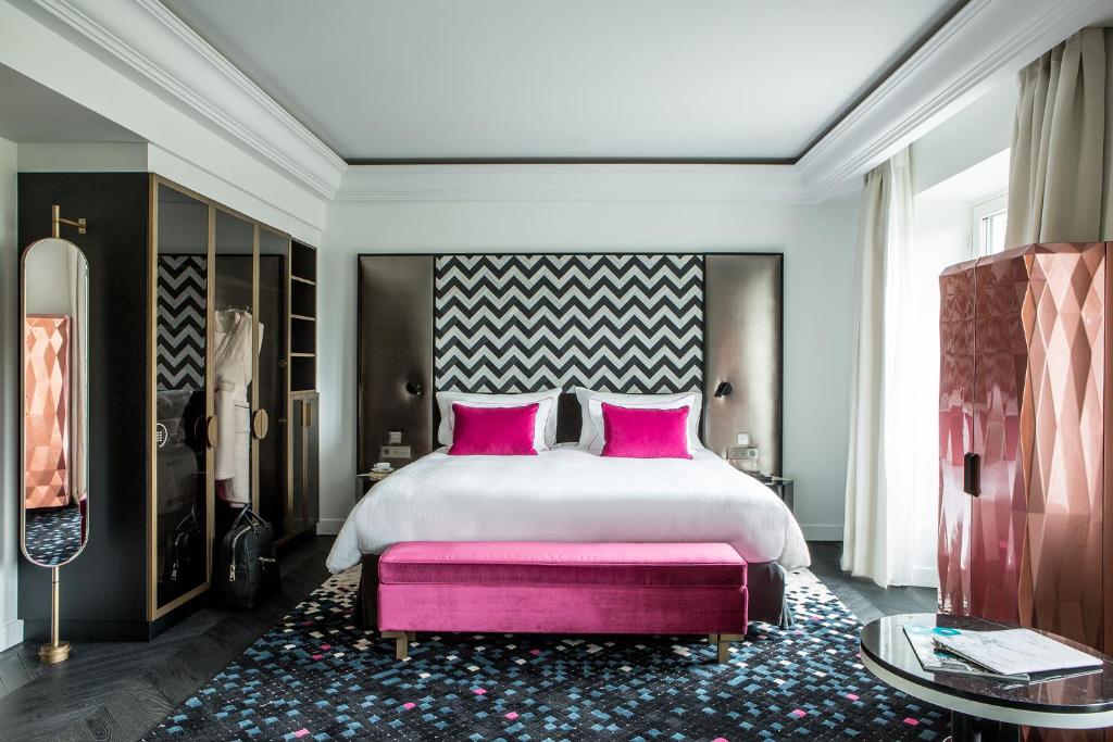 Deluxe Double Room - Image 11