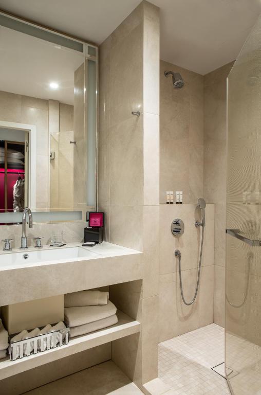 Deluxe Double Room - Image 6