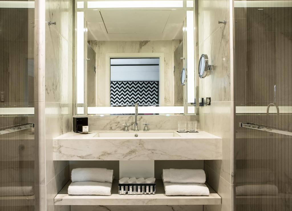 Deluxe Double Room - Image 7