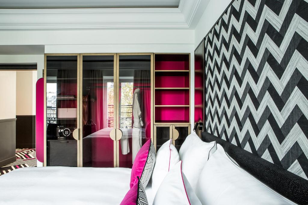 Deluxe Double Room - Image 9