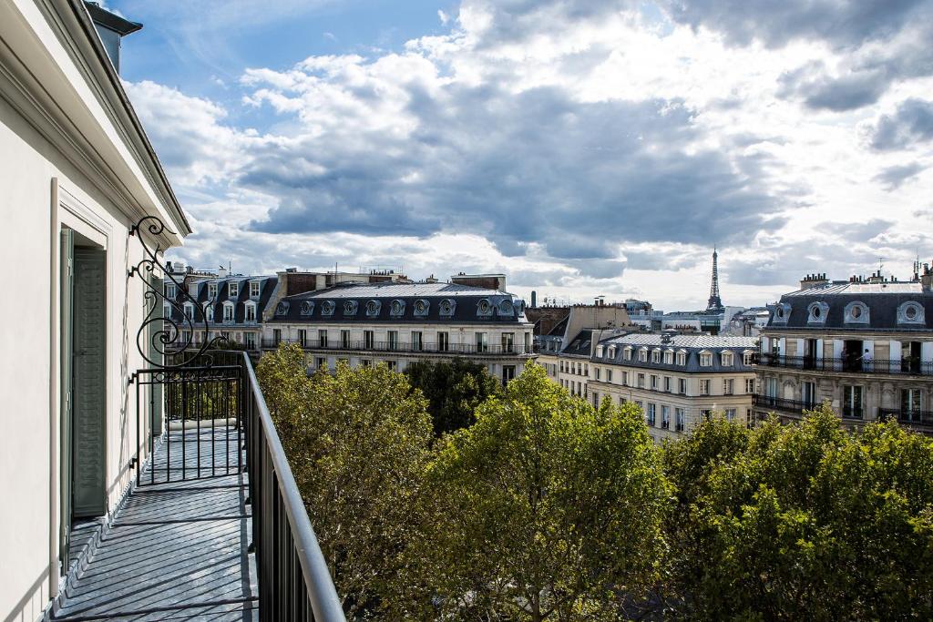 Duplex Eiffel Tower Suite - Image 12