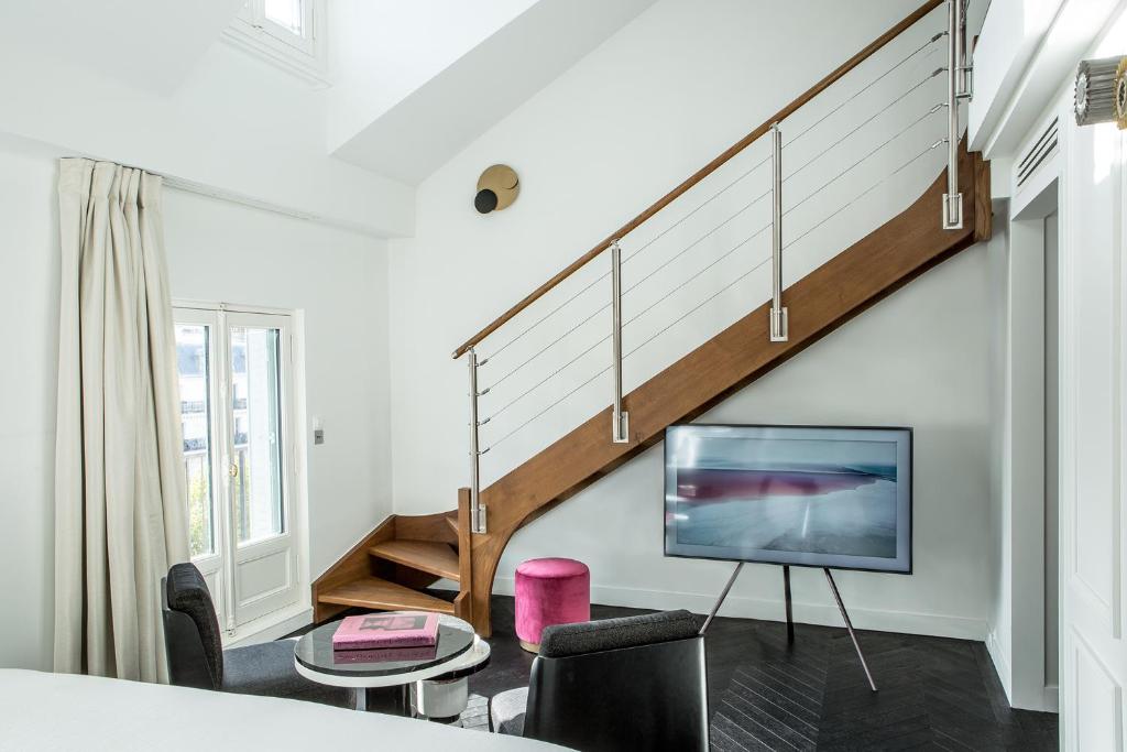 Duplex Eiffel Tower Suite - Image 6