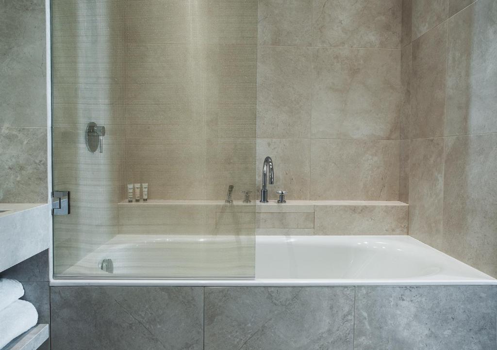 Superior Double Room - Image 9