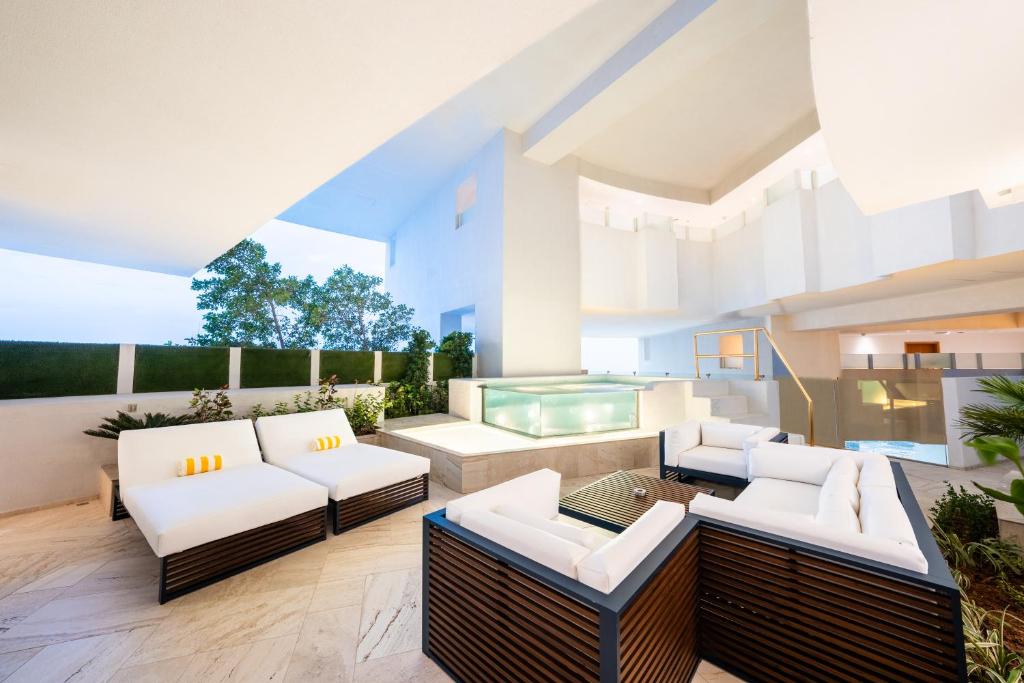 1 BED | Sky Villa w/Pool - Image 1