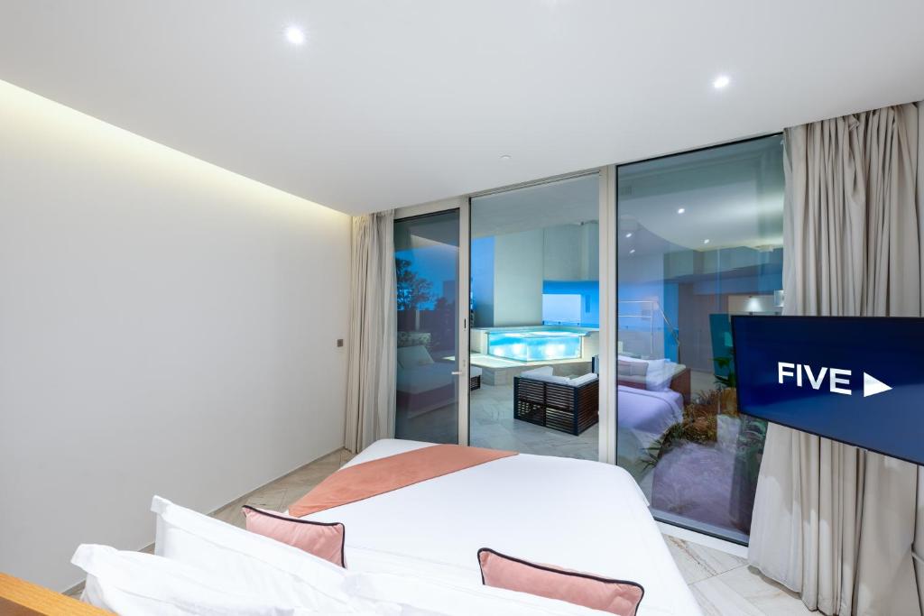 1 BED | Sky Villa w/Pool - Image 2