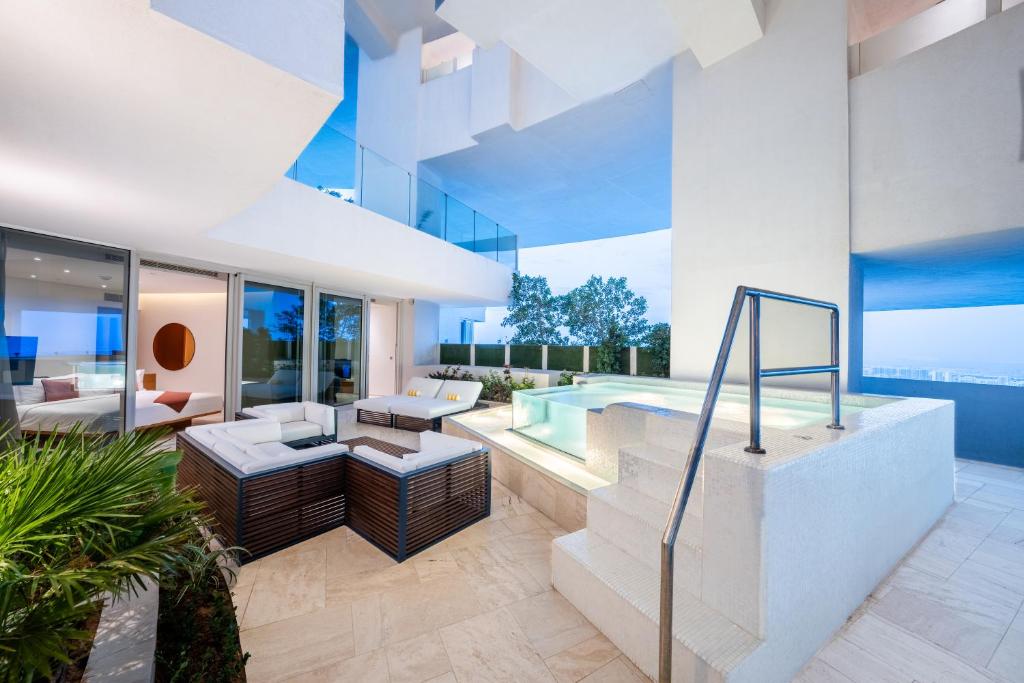 1 BED | Sky Villa w/Pool - Image 4