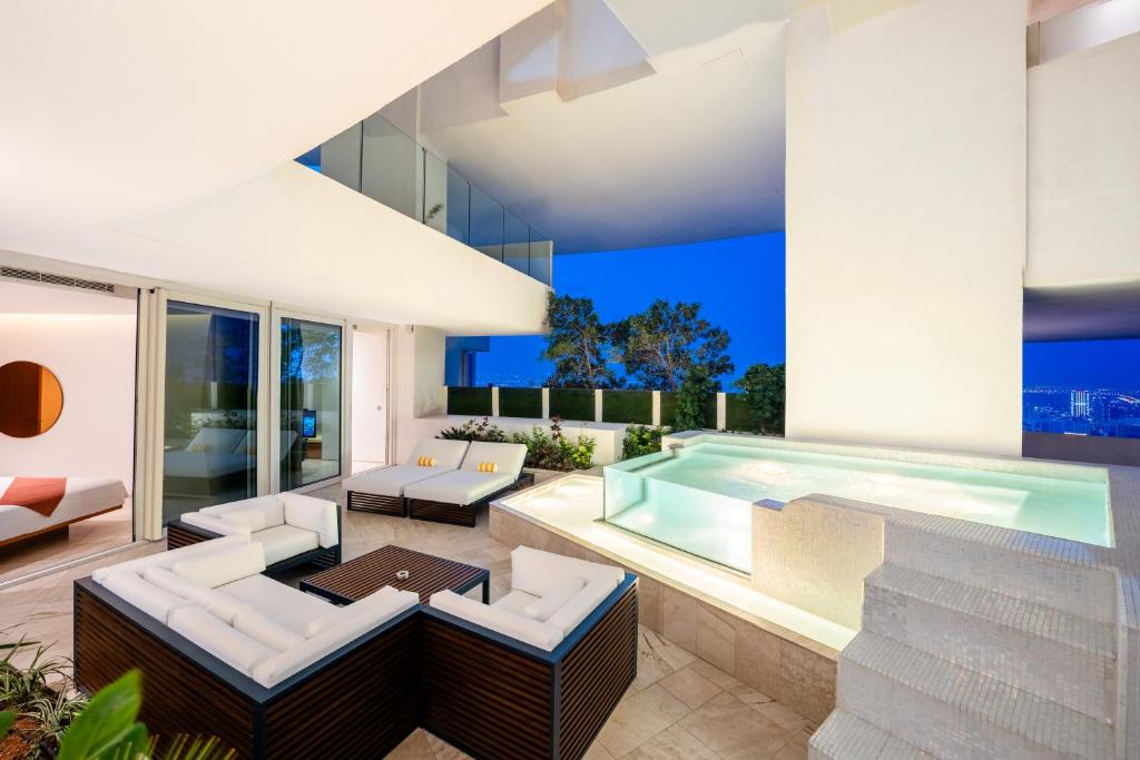 1 BED | Sky Villa w/Pool - Image 5