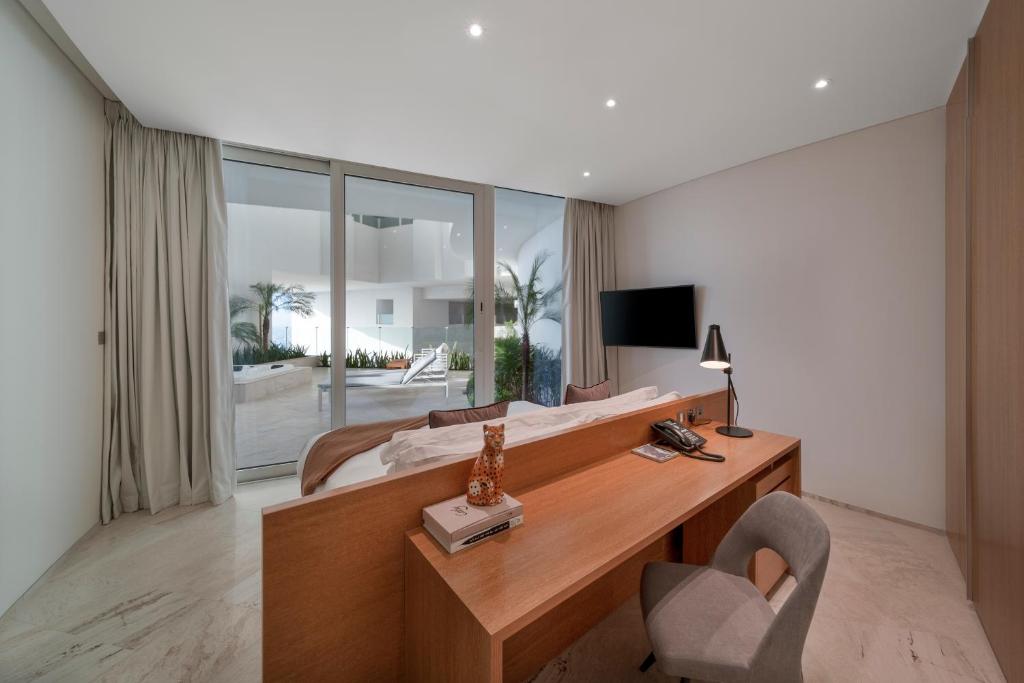 Junior Suite w/Hot Tub - Image 2