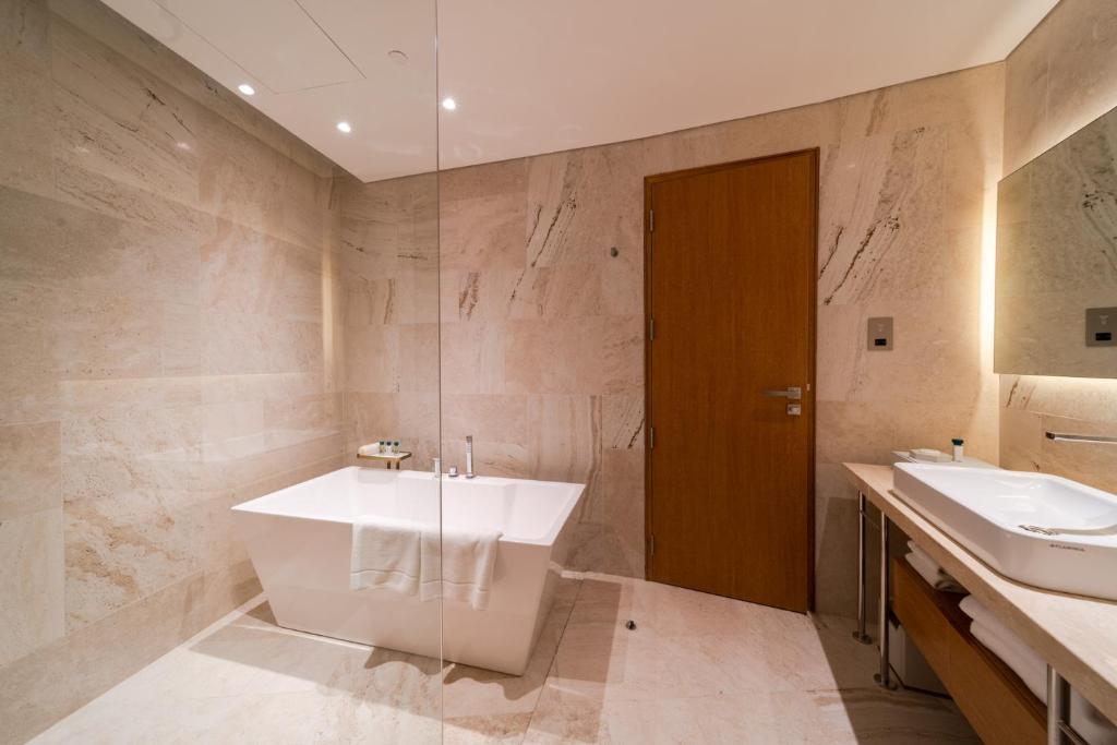 Junior Suite w/Hot Tub - Image 3
