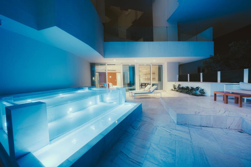 Master Suite w/Pool - Image 1