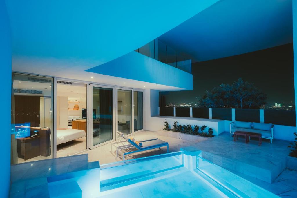 Master Suite w/Pool - Image 3