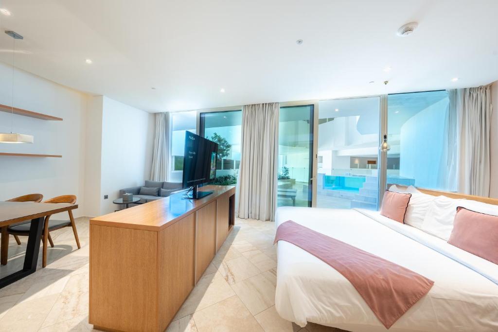 Master Suite w/Pool - Image 4