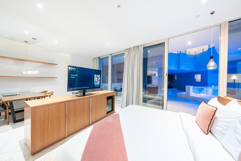 Master Suite w/Pool - Image 6