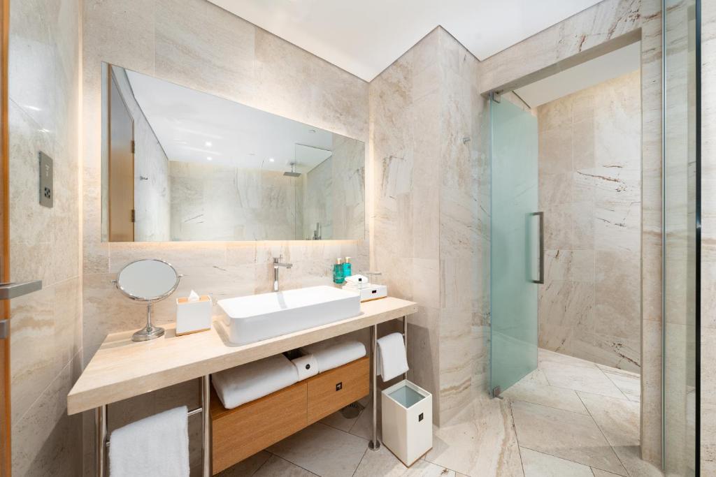 Master Suite w/Pool - Image 8