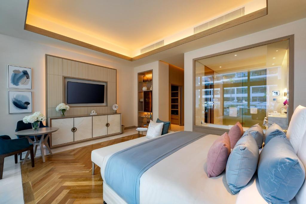 1 BED | Poolside Room w/Pool - Image 2