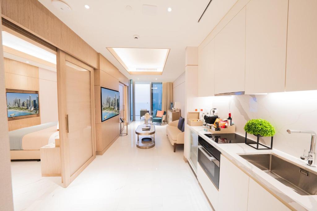 1 BED | Skyline Suite w/Pool - Image 5