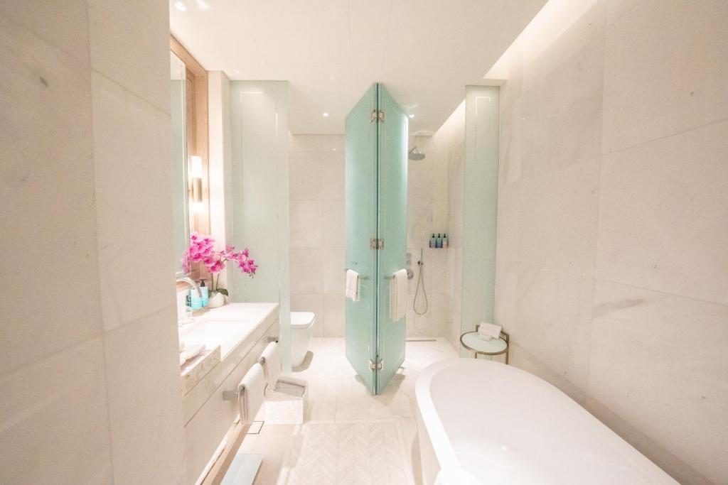 1 BED | Skyline Suite w/Pool - Image 6