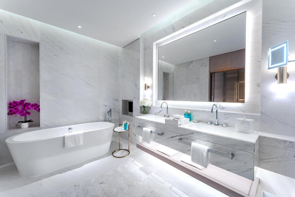 2 BED | Poolside Suite w/Pool - Image 6