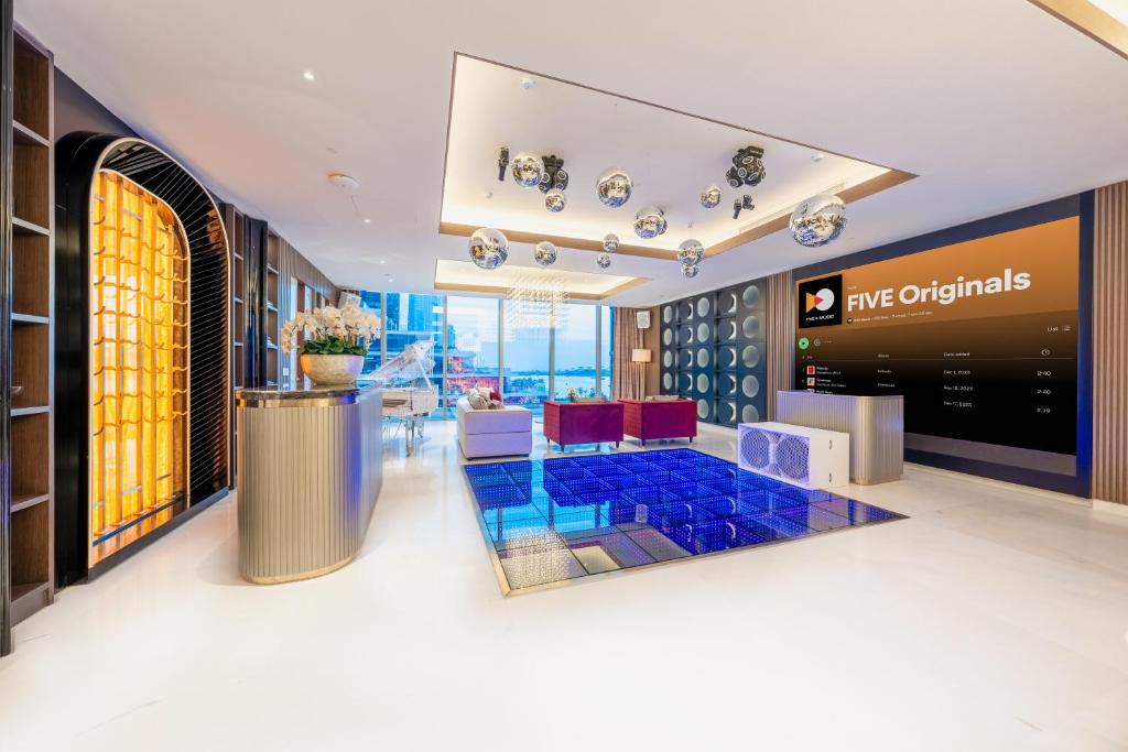 Encore Suite - Image 1