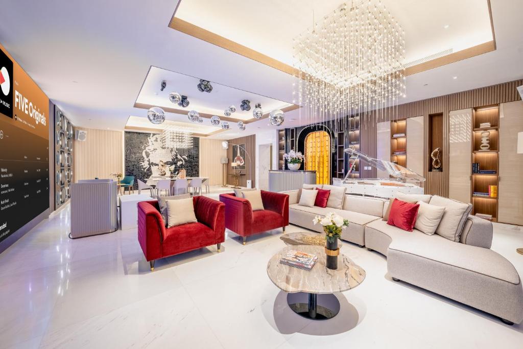 Encore Suite - Image 2