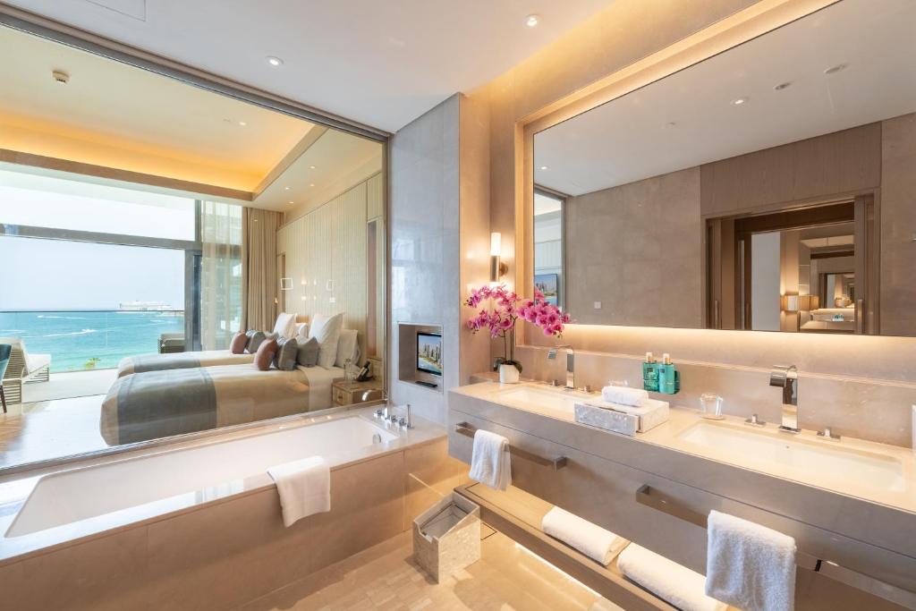 Luxe Sea View | Twin Beds - Image 1