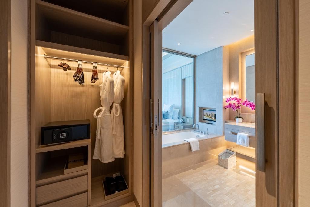 Luxe Sea View | Twin Beds - Image 3