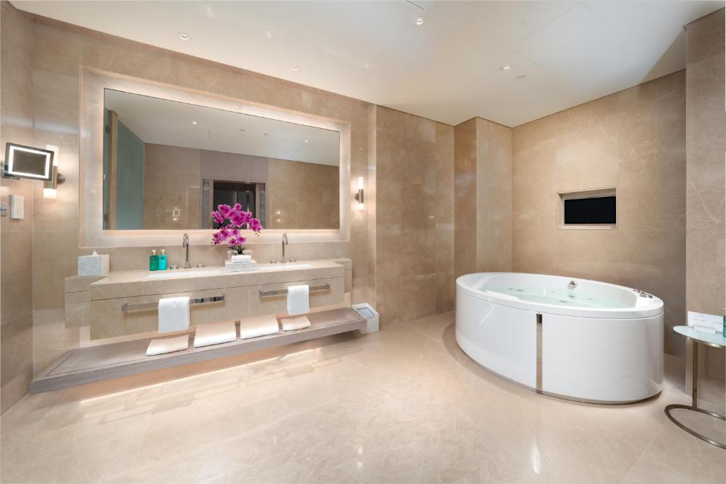 Luxe Spa Suite - Image 2