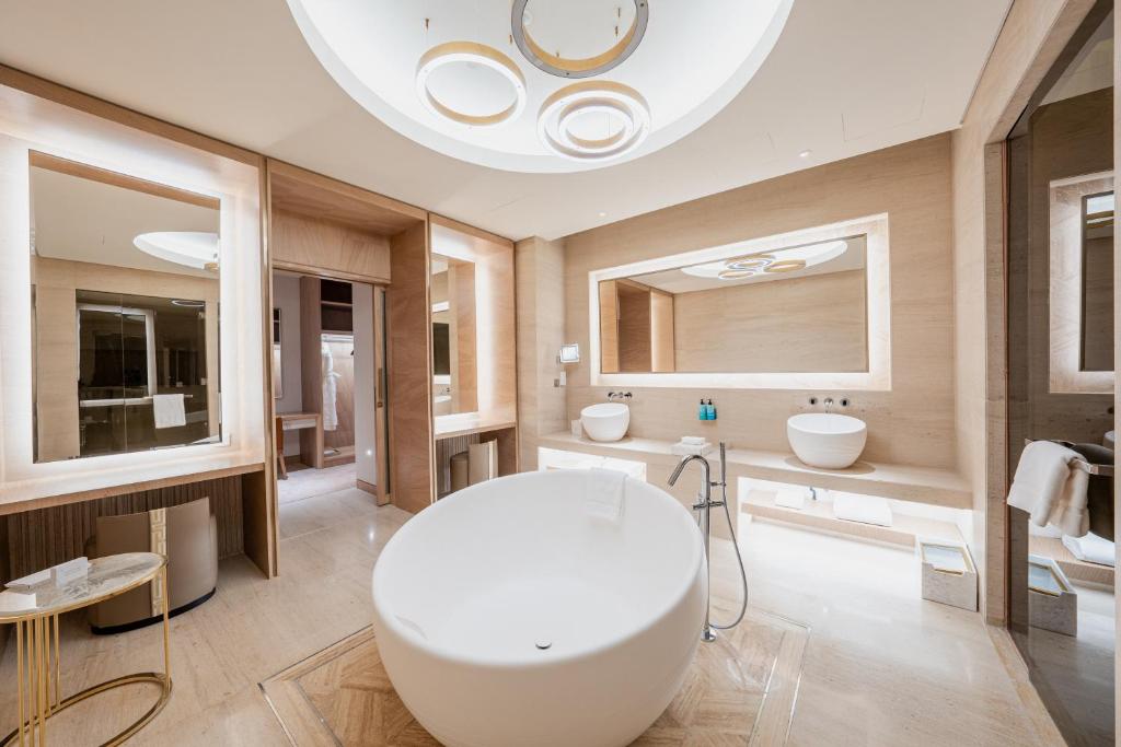 Masterpiece Suite w/Pool - Image 5