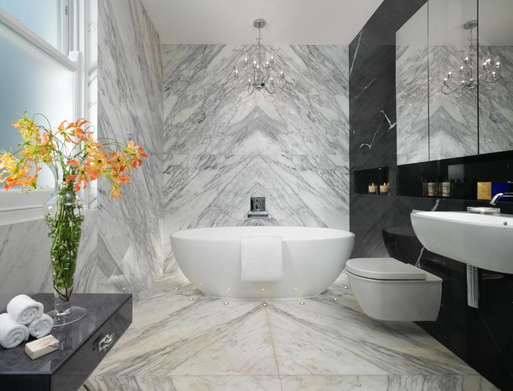 One Bedroom Suite - Image 12
