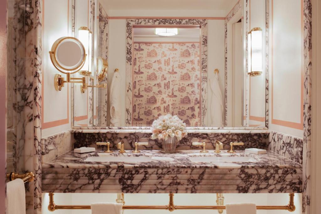 ADA Deluxe King Room - Image 4