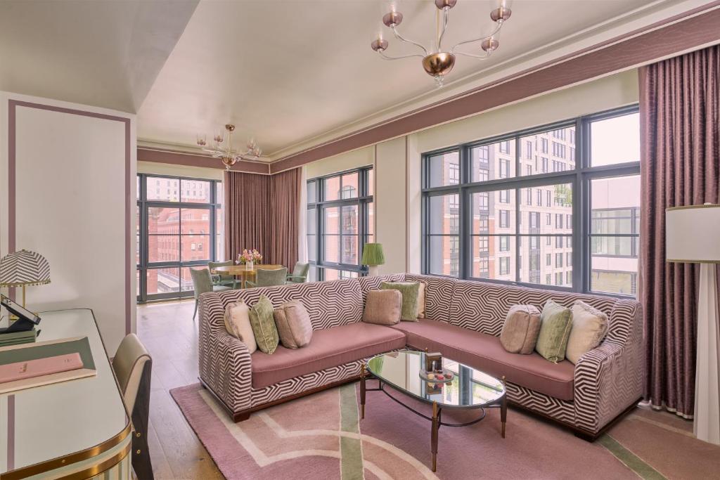Hudson View Corner Suite - Image 1