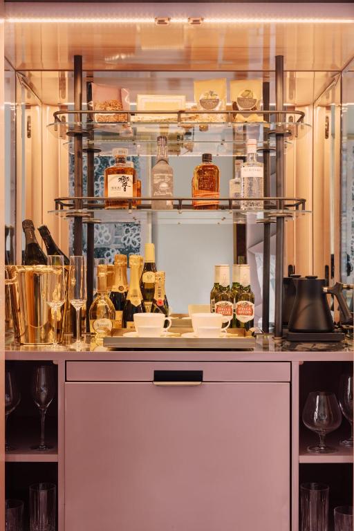 Tribeca Corner Suite - Image 4