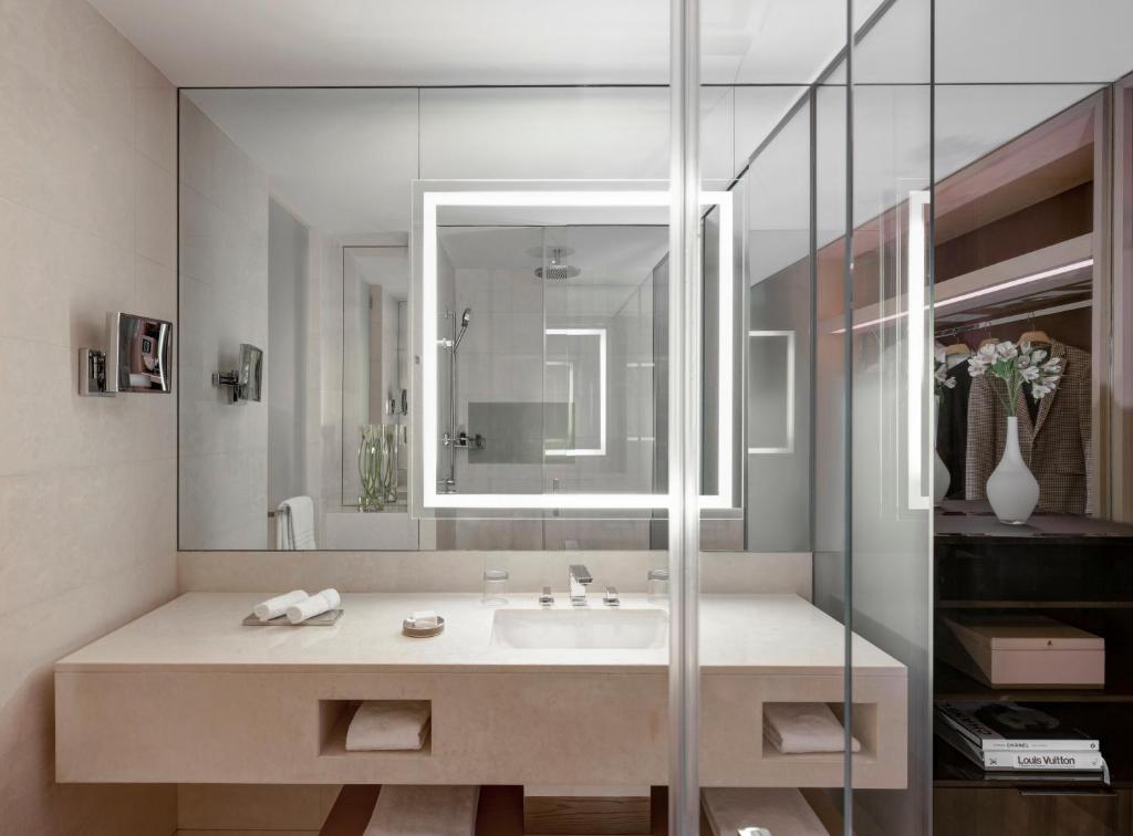 Deluxe DIFC King Room - Image 2