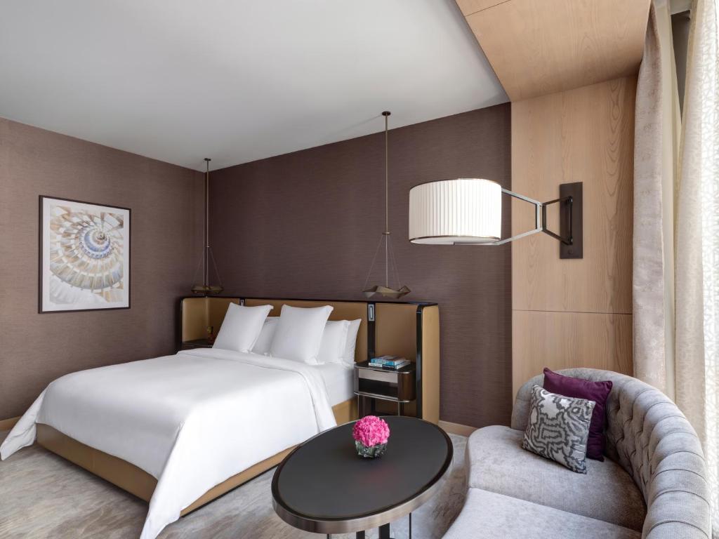 Deluxe DIFC King Room - Image 3