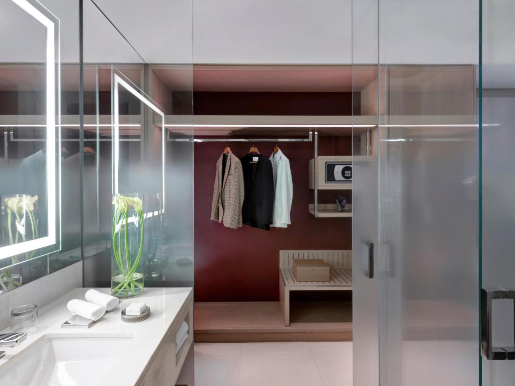 Deluxe DIFC King Room - Image 4