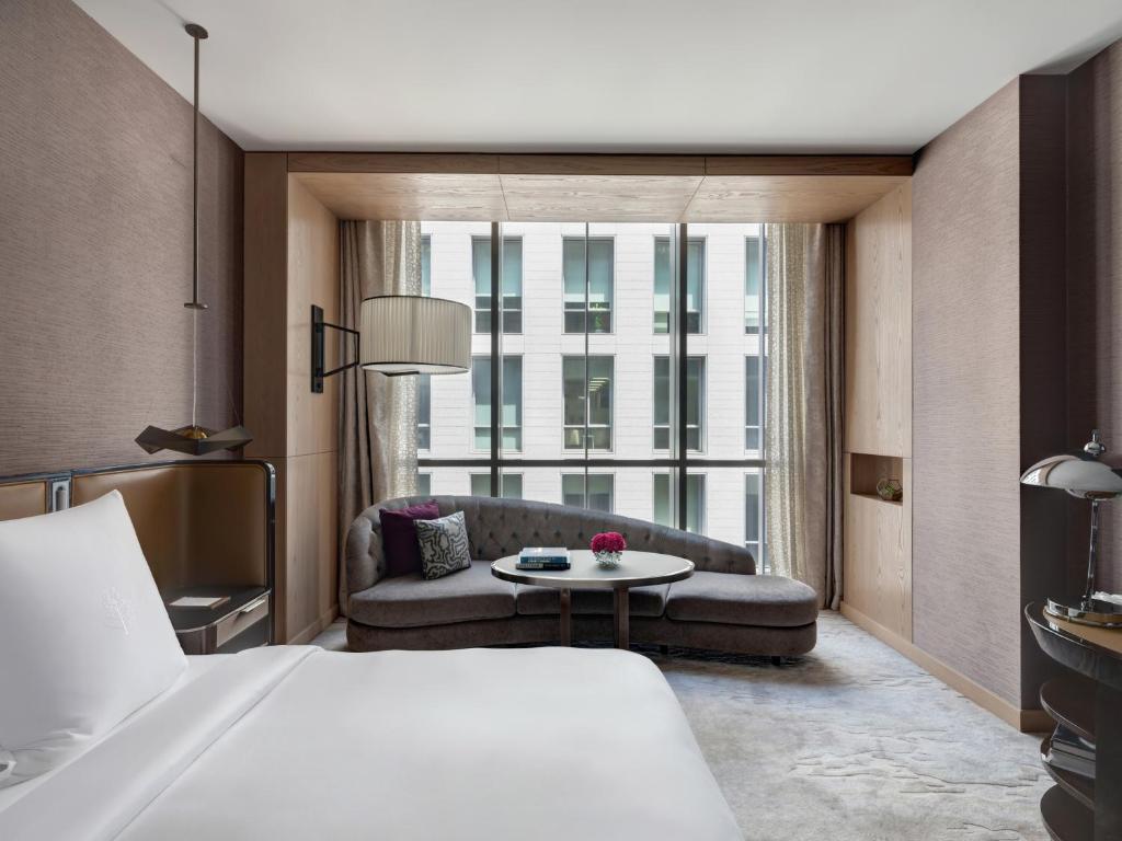 Deluxe DIFC King Room - Image 5