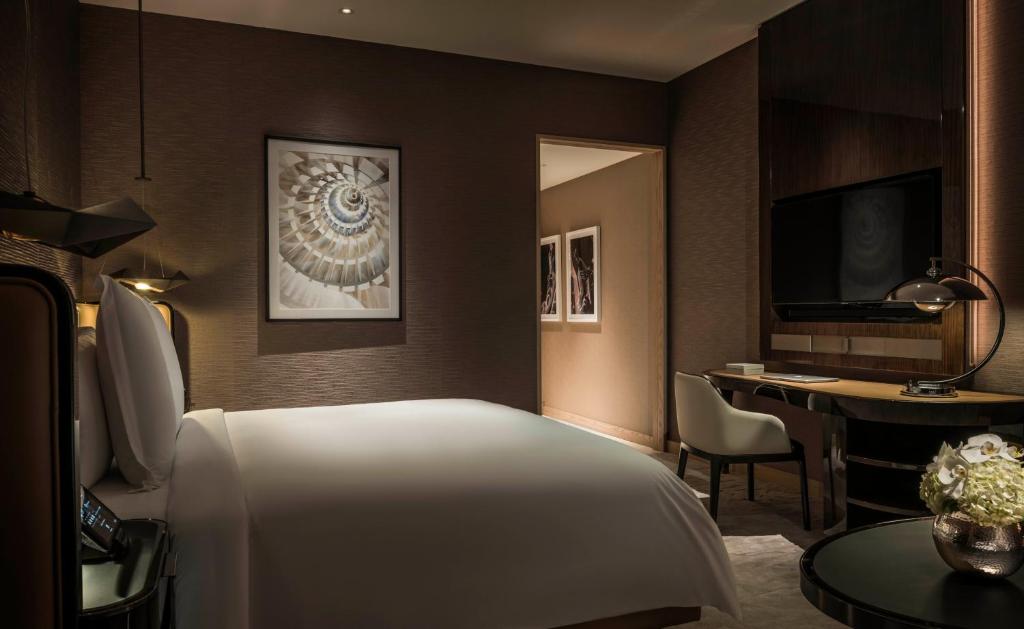 Deluxe King Room - Image 2