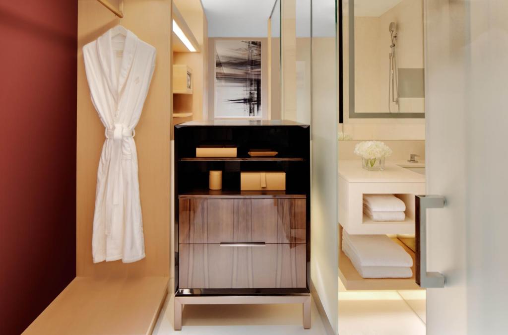 Deluxe Twin Room - Image 7