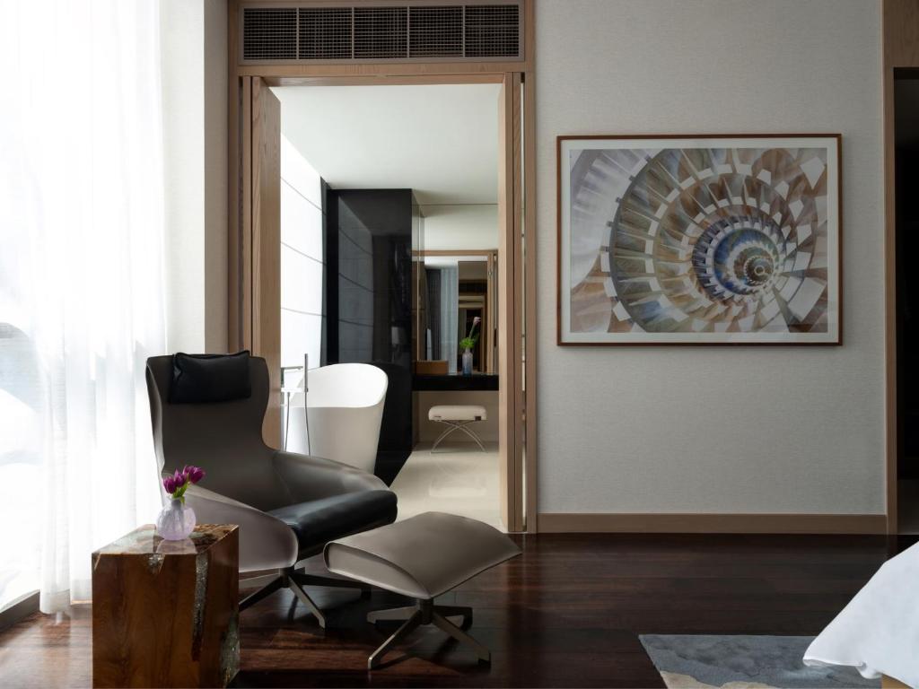 Executive Suite - Image 2